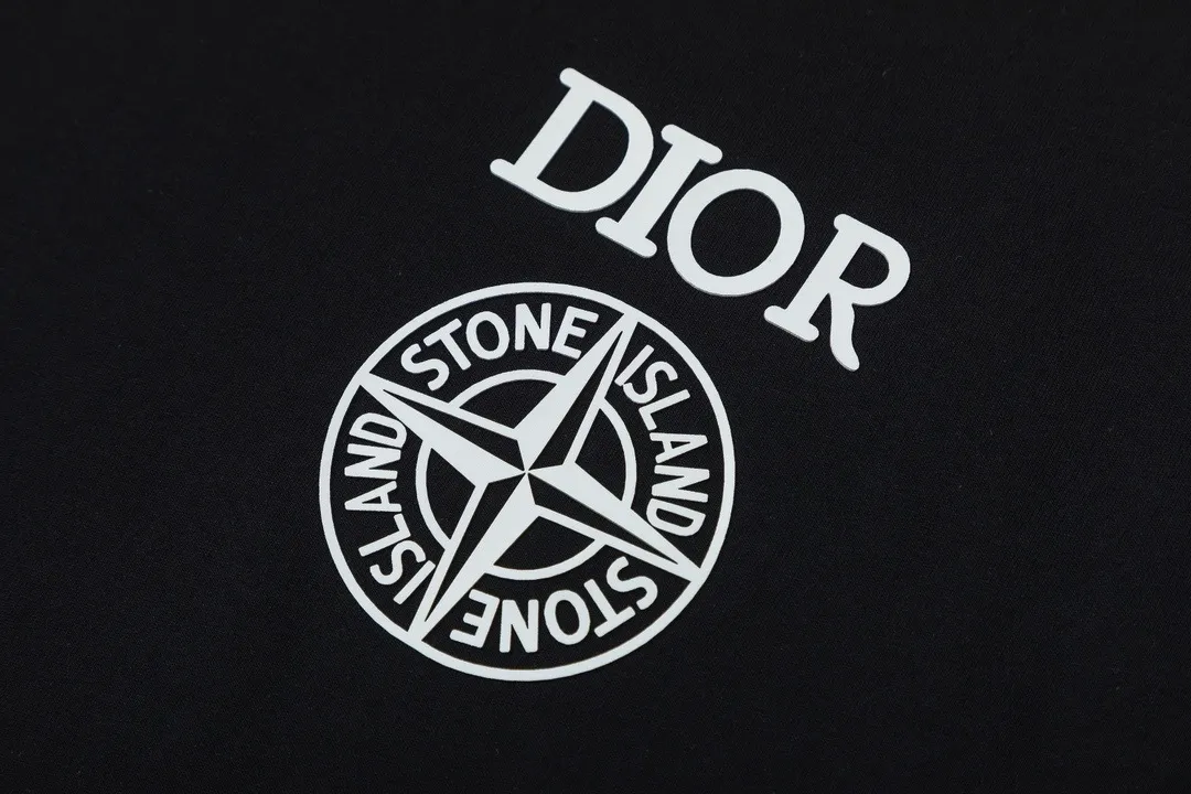 W682#P110💰 2025🆕 Stone lsland/Stone Island joint Dior chest logo printed short-sleeved T-shirt ⚠️[Original creation with high control of details] -Made of 260g combed cotton double yarn, soft and comfortable to the touch, sweat-absorbent and breathable. -Simple basic and versatile style, original quality, the first choice for couples. -Made by a large factory, four needles and five threads on the shoulder, neat routing, high quality workmanship. -Same style for men and women, very versatile, one piece for everyone, details are clearly visible. Color: Black White Size: M L